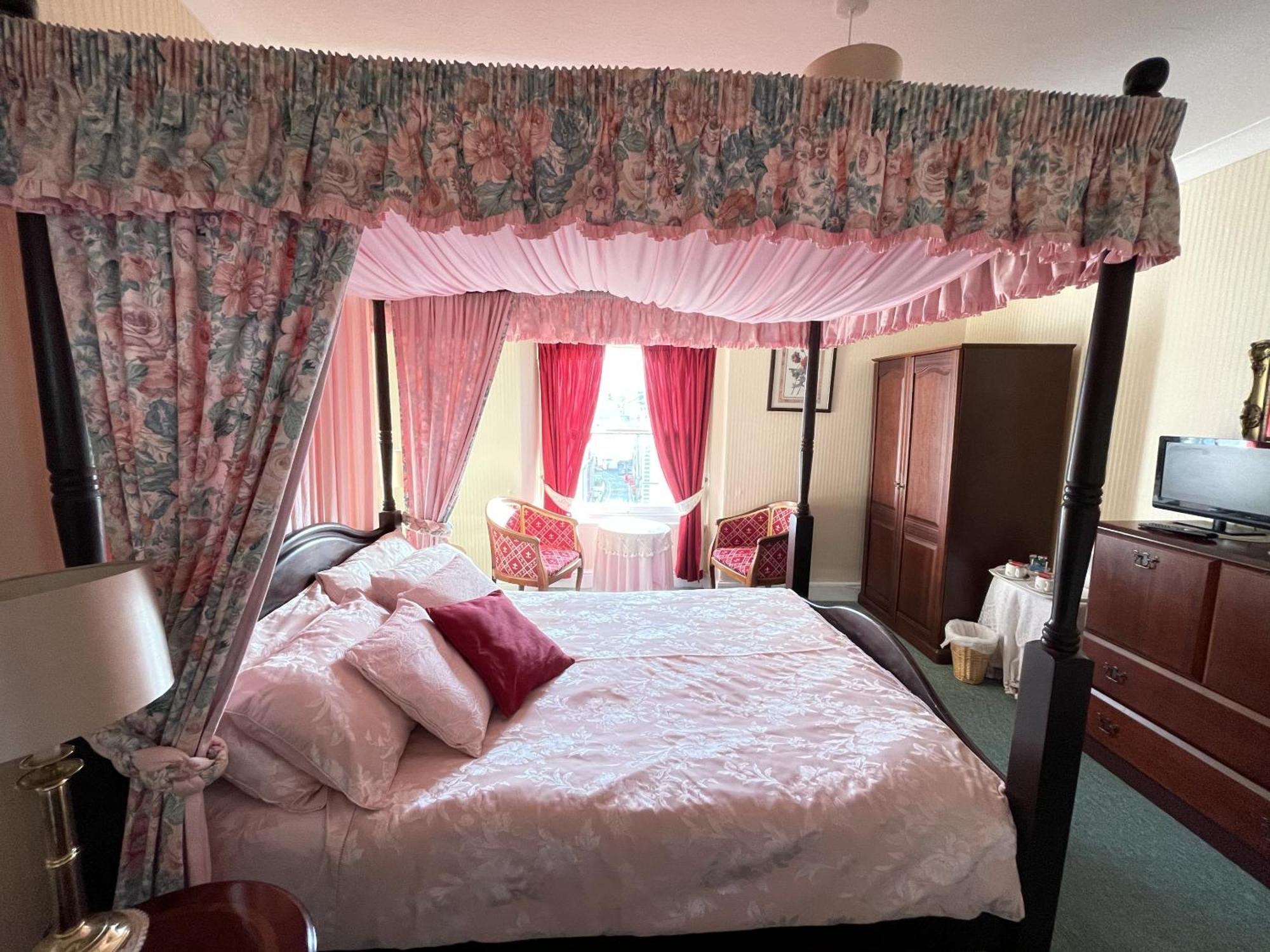 White Court Bed & Breakfast 4*